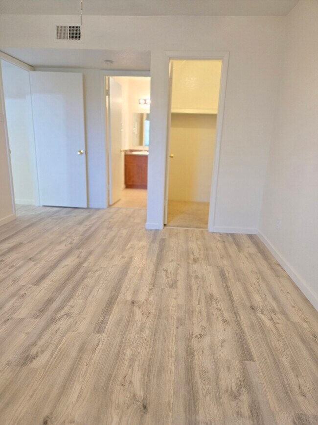 Building Photo - 5995 N 78th St