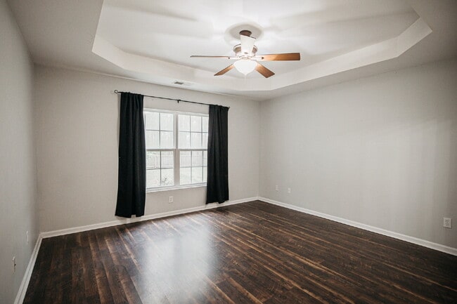 Building Photo - 4 Bed/2.5 Bath/Primary downstairs