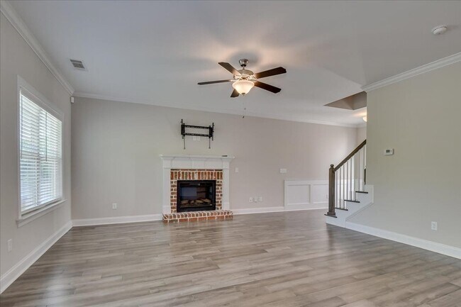 Building Photo - 323 Colonnades Dr