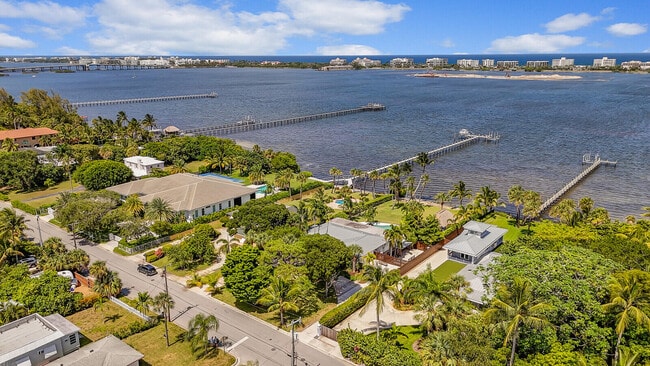 Building Photo - 930 S Lakeside Dr