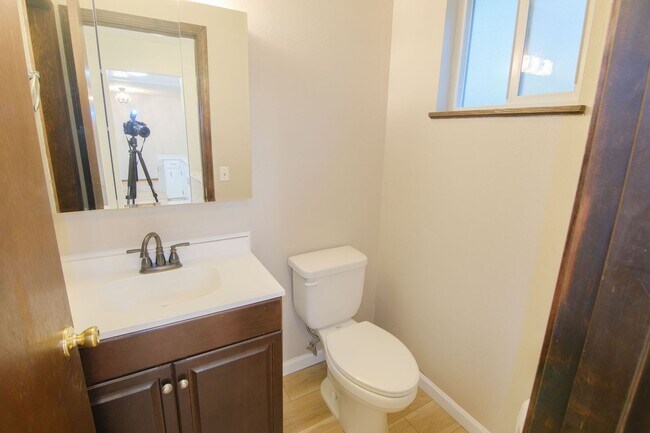 Building Photo - 3 bedroom 2 bathroom duplex in South Eugene!