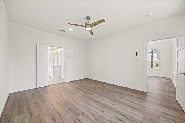 Building Photo - 220 E Park Dr