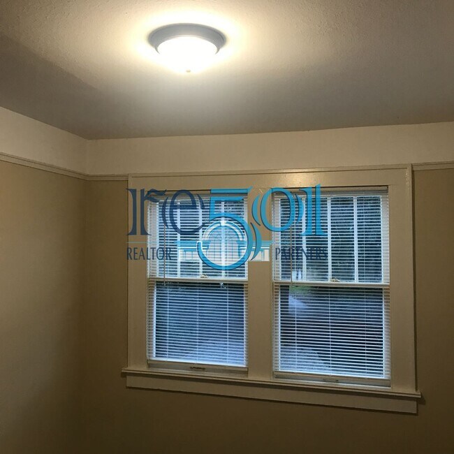 Building Photo - *New Price*  Newly Renovated Immaculate Co...