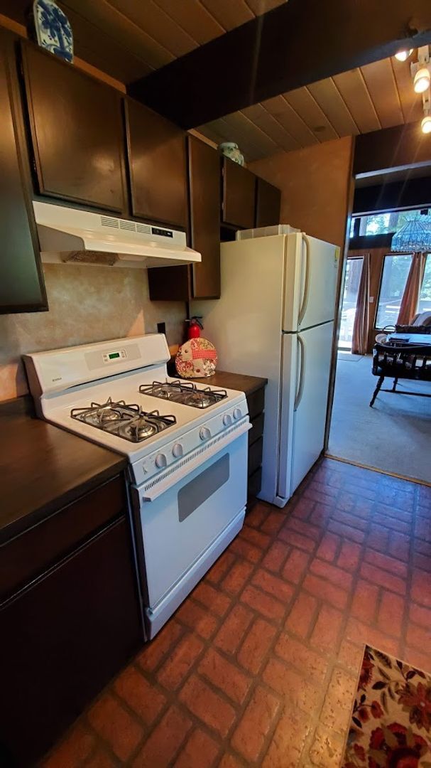 Building Photo - Spacious and Bright Cottage on Quiet Cul-d...