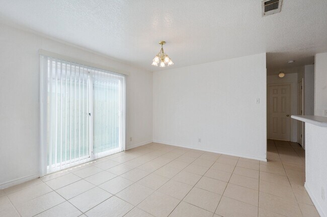 Building Photo - 203 Tamara Dr