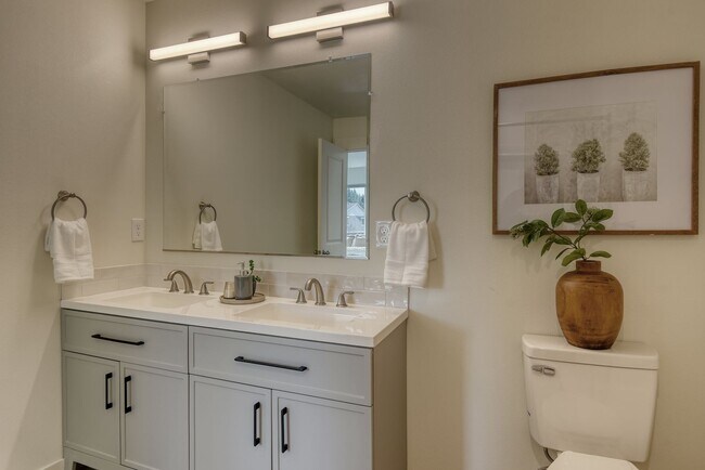 Building Photo - 4913 E 6th Ave