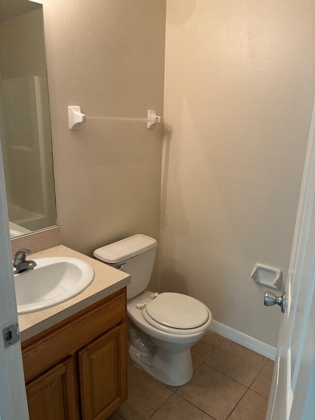 Building Photo - Beautiful 3/2 duplex