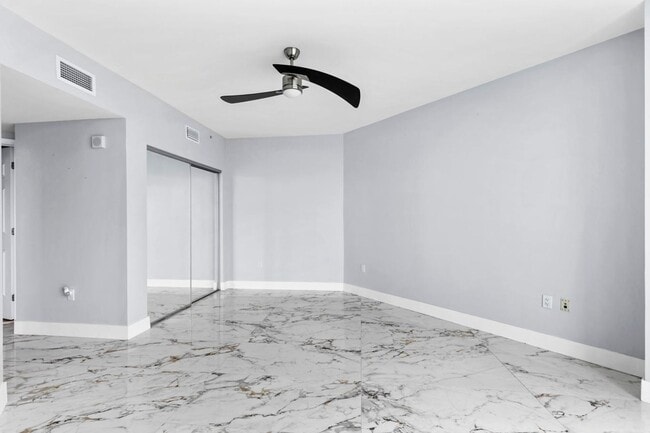 Building Photo - 2/2 in Marina Grande