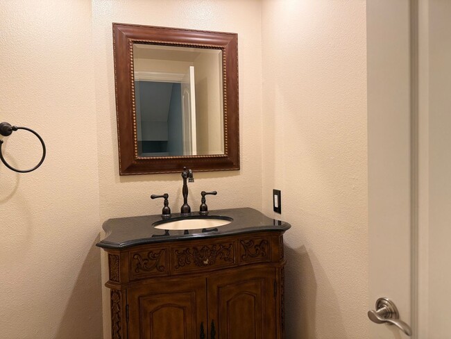 Building Photo - Newport Crest 2 Bedroom Townhouse / Newport Beach