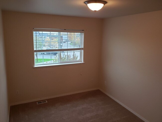 Building Photo - Beautiful, Conveniently Located Eagle River Townhome