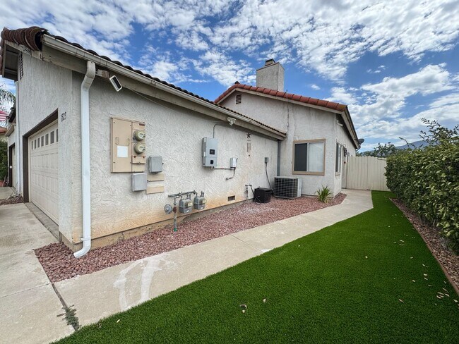 Building Photo - 1523 Woodpine Dr