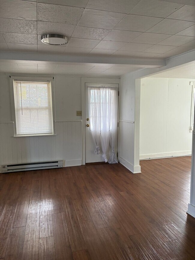 Building Photo - 251 Narrow Dr