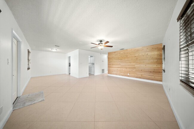 Building Photo - 2319 Tamarind Dr