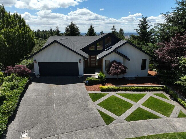 Building Photo - Sophisticated and Elegant home is located in Harbor Ridge at Browns Point. Spacious 4 bedroom, 4 ...