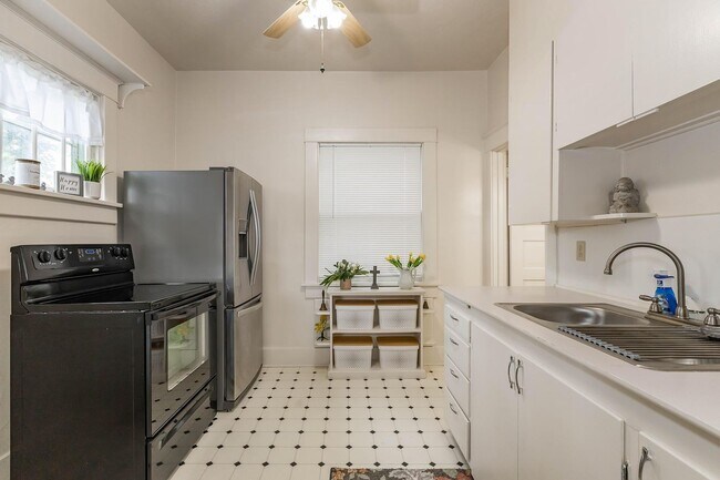 Building Photo - Charming Home - Close to Fort Riley