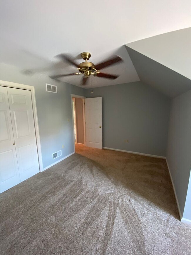 Building Photo - Beautiful 3 BR End Unit Townhouse in Summit Hills!
