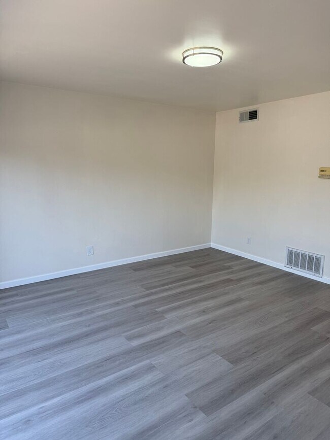 Building Photo - $3,150 / 2 BR - Updated Townhome in Prime Union City!