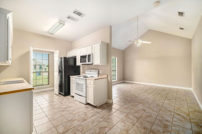 Building Photo - Beautifully Crafted 3 bed 2 bath duplex lo...