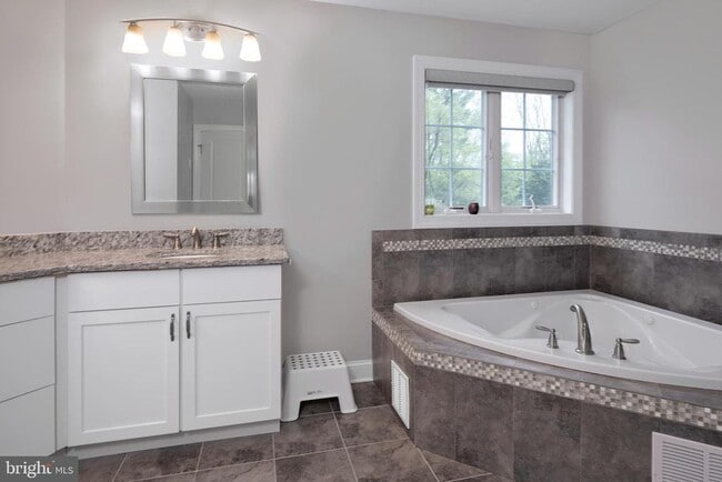 Building Photo - 22 Liam Pl