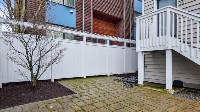 Building Photo - Modern Studio Apartment in Prime Queen Ann...