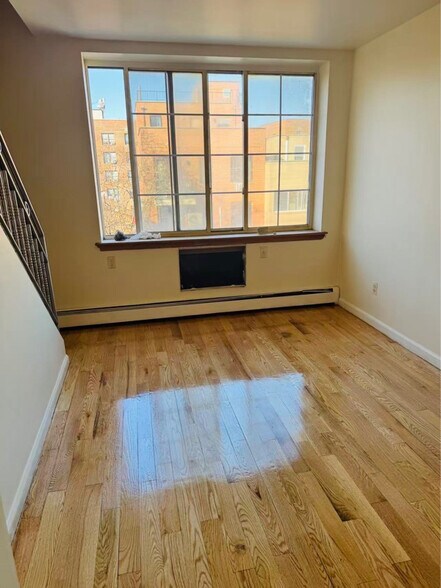 Building Photo - 132-30 Pople Ave