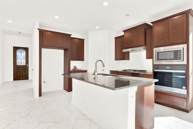 Building Photo - 2414 Thavie St