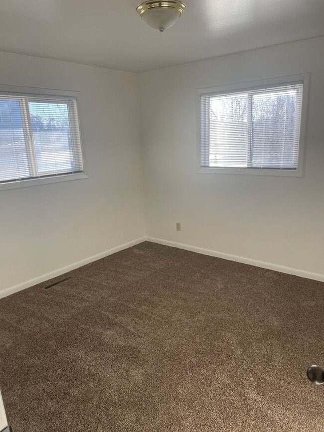 Building Photo - A 4 Bed, 2 Bath House, Available in Novemb...