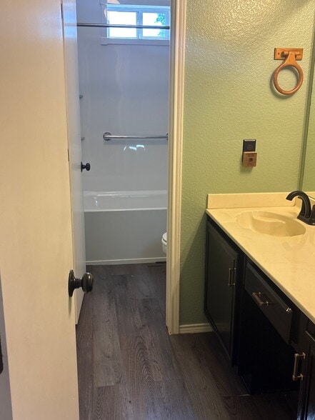 Building Photo - 4040 Periwinkle Dr