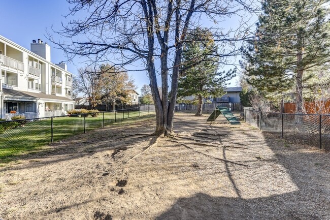 Building Photo - 2 Bedroom 2 Bath End Unit Condo with covered parking!