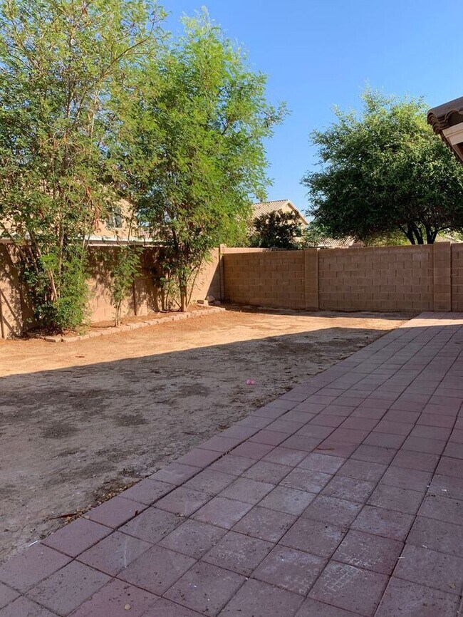 Building Photo - COMING SOON! Bright, Open Floorplan - Close to Freeways