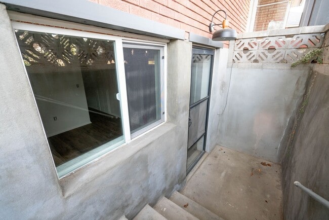 Building Photo - Spacious 2 Bed Basement Apartment