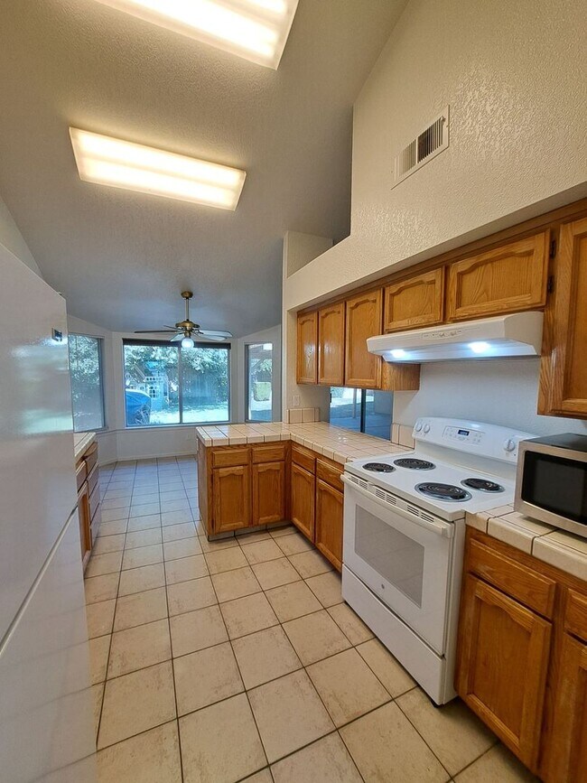 Building Photo - Single Level 3 Bedroom Home Ready to Move in!
