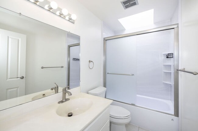 Building Photo - Lovingly Maintained 1 Bed, 1 Bath Condo in...