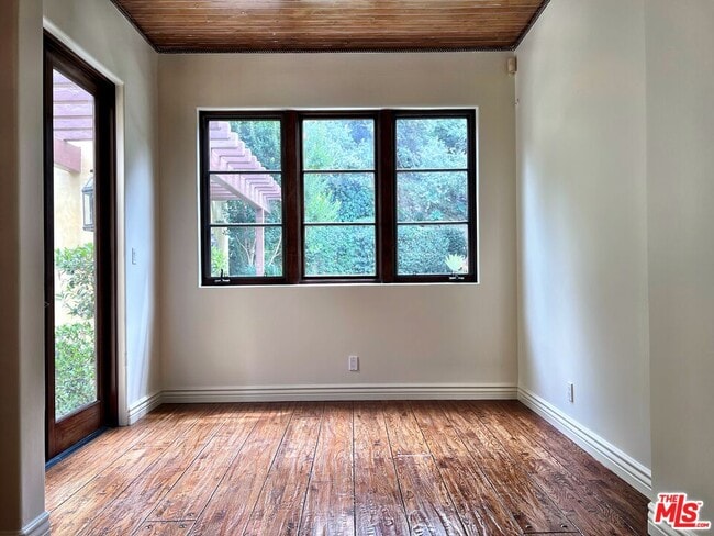 Building Photo - 9530 Hidden Valley Rd