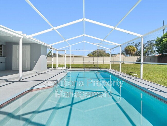 Building Photo - 2033 Robinhood Dr