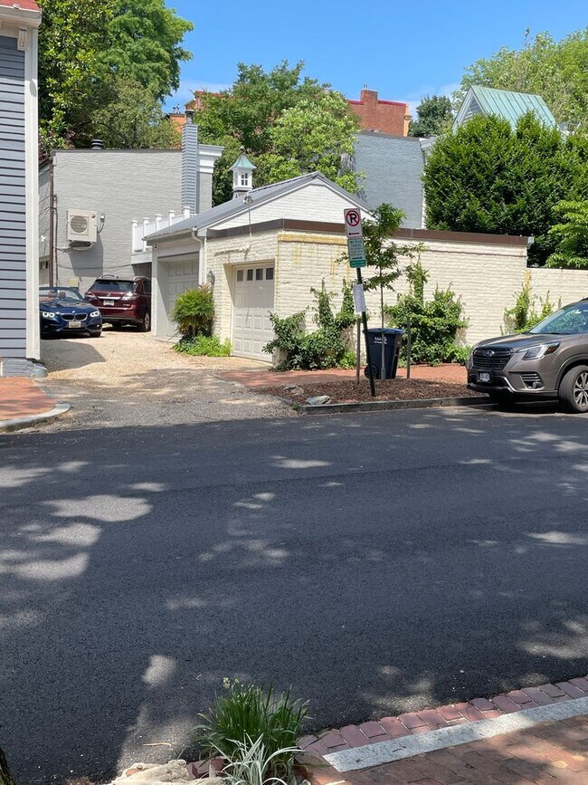 Building Photo - Georgetown Splendor with Garage Parking
