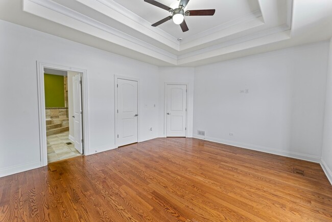 Building Photo - 9743 Oak Park Ave