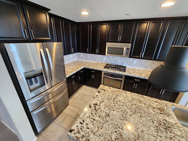 Building Photo - Three Level Mountains Edge Townhome