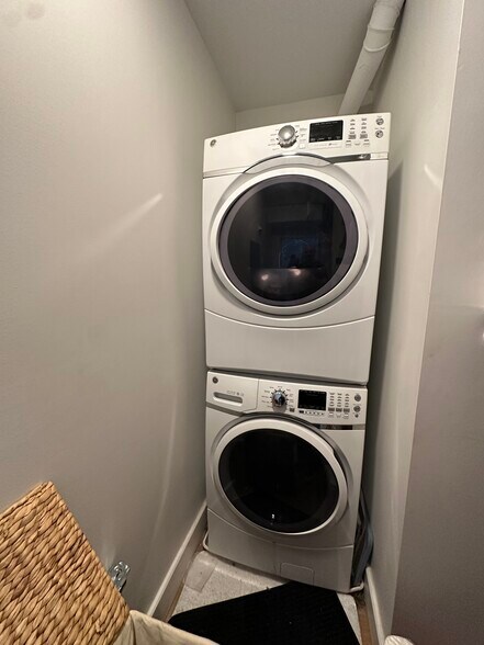 Stackable Washer/Dryer. In-Unit laundry - 1523 Republic St