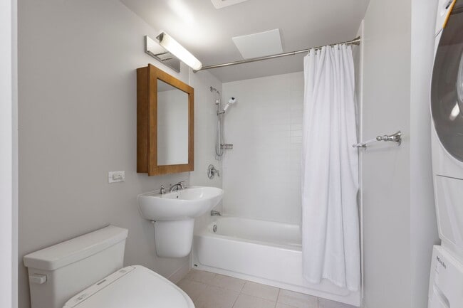 Building Photo - Convenient Urban Living!