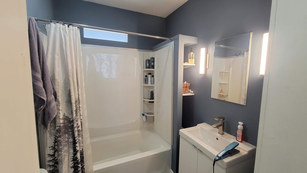 bathroom - 1019 Widdicomb Ave NW