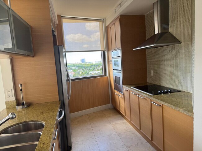 Building Photo - 16275 Collins Ave