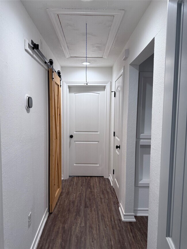 Building Photo - 2044 Des Jardines St