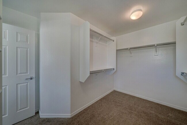 Building Photo - 2143 W Marconi Ave