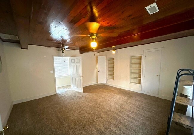 Building Photo - Beautiful 4 Bedroom Home Available