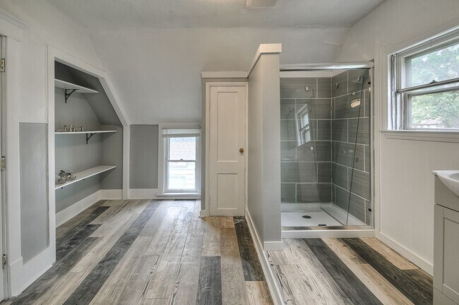 Building Photo - Beautifully updated 3-bedroom, 1-bath home that’s move-in ready.