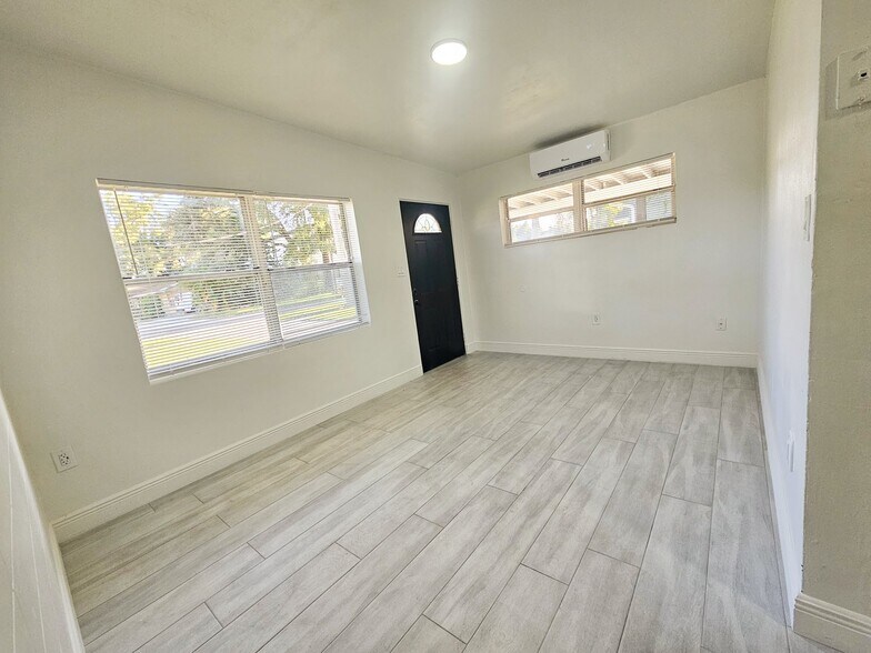 Living room - 1103 E South St