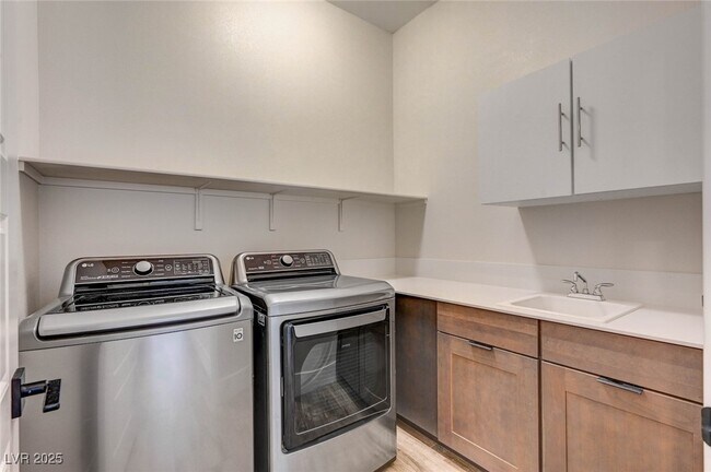 Building Photo - 3395 Stone View Ave