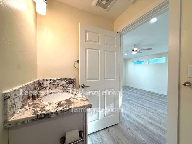 Building Photo - 10753 Oakton Way