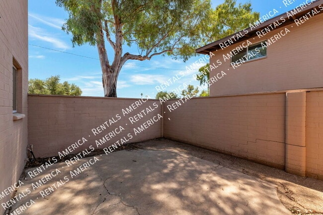 Building Photo - 935 N Venice Ave
